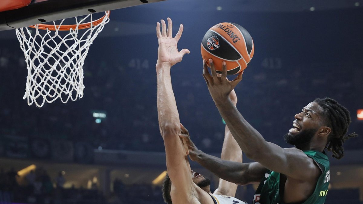 El jugador del Panathinaikos (D) Mathias Lessort en acción contra Walter Tavares, del Real Madrid (I), durante el partido final de la Euroliga de baloncesto entre Real Madrid y Panathinaikos Atenas en Berlín, Alemania. EFE/EPA/RONALD WITTEK