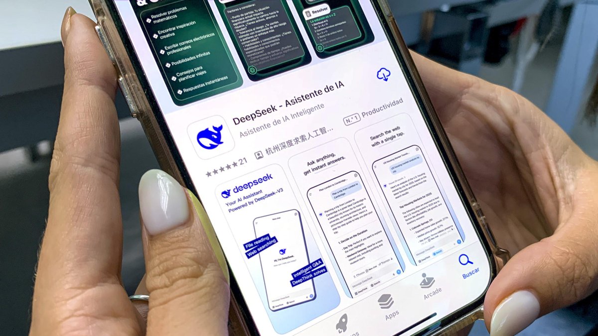 Una mujer se descarga ayer la aplicación DeepSeek en su teléfono móvil en Bangkok (Tailandia).