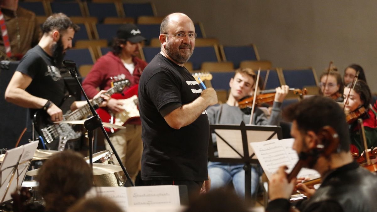Juan Luis García dirigiendo a alumnos del Conservatorio. FERNANDO OTERO