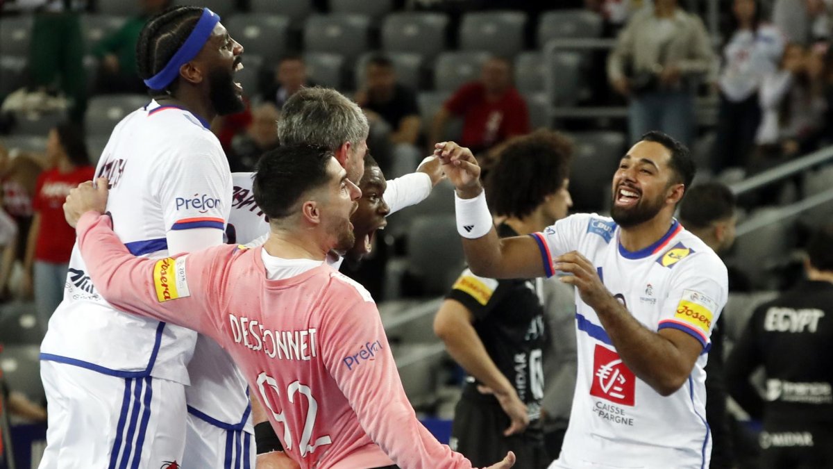 Los jugadores de Francia celebran la victoria tras el partido de cuartos del Mundial de balonmano en Zagreb, Croacia.EFE/EPA/ANTONIO BAT