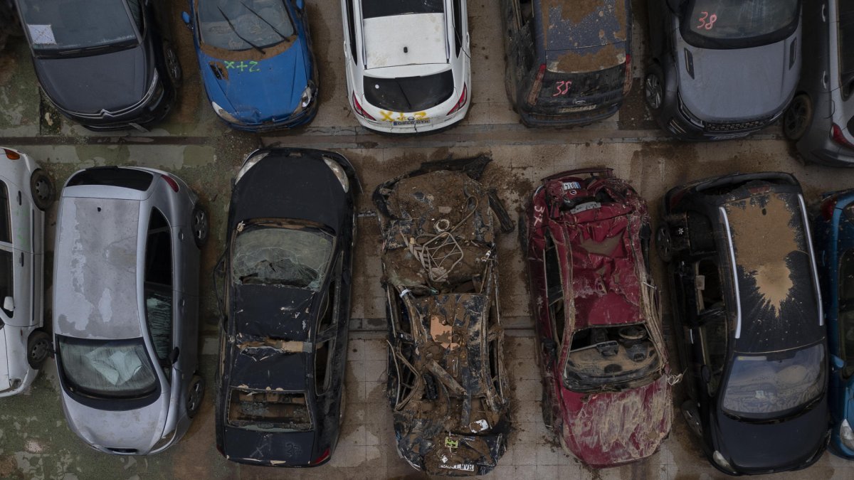 Fotografía con dron de los cientos de coches afectados por la dana que permanecen en una campa en Benaguasil tras las riadas por la dana del 29 de octubre en Valencia.