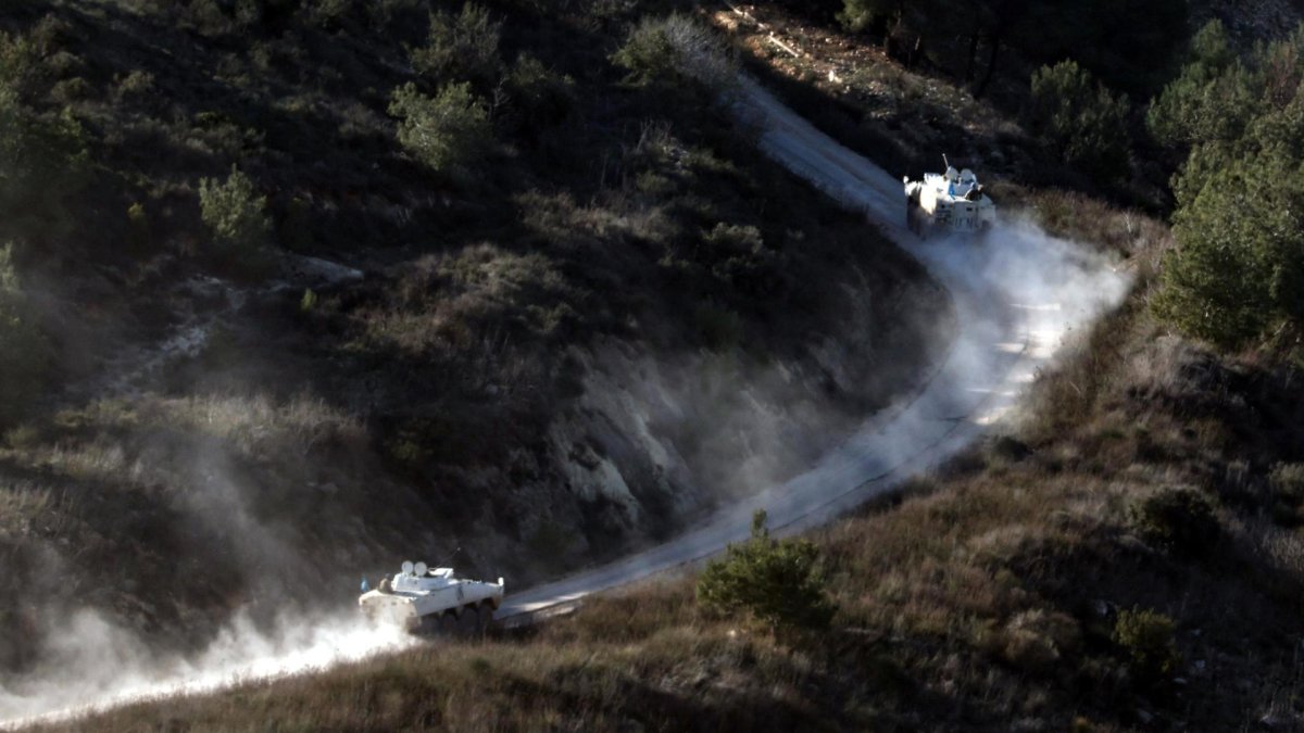 Tropas de las Naciones Unidas patrullan el lado libanés de la frontera con Israel cerca de la aldea de Yaroun, vistos desde el lado israelí de la frontera en el norte de Israe. EFE/ Atef Safadi
