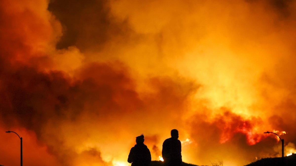 Imagen reciente de los incendios en Santa Clarita (California), en EEUU. EFE/EPA/TED SOQUI