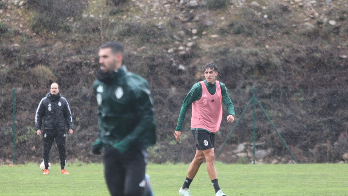 El delantero Pau Ferrer ya entrenó esta mañana de miércoles con la Ponferradina. L. DE LA MATA