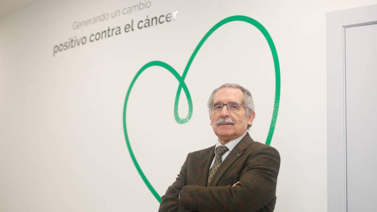 Estanislao de Luis Calabuig, en la sede de la asociación en León. Ángelopez