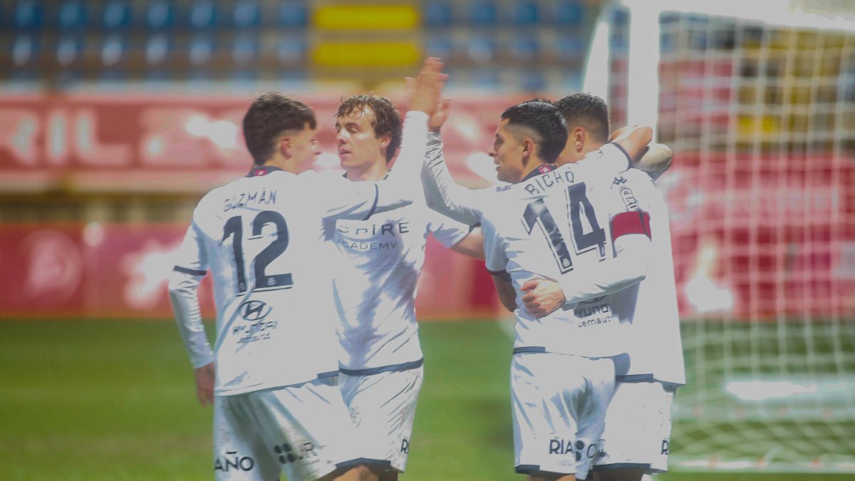 Guzmán, con el dorsal número 12 a su espalda, celebra junto a sus compañeros la victoria lograda ante Unionistas.