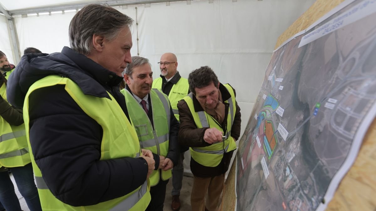José Luis Sanz Merino ayer, en las obras de la Plataforma Logística-Intermodal Zaldesa.