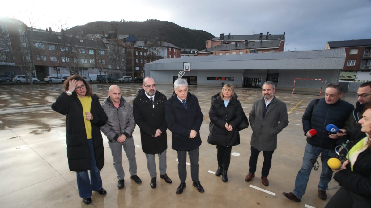 El delegado de la Junta, Eduardo Diego, junto con el alcalde, Marco Morala, varios concejales y eldirector del colegio de Flores del Sil.
