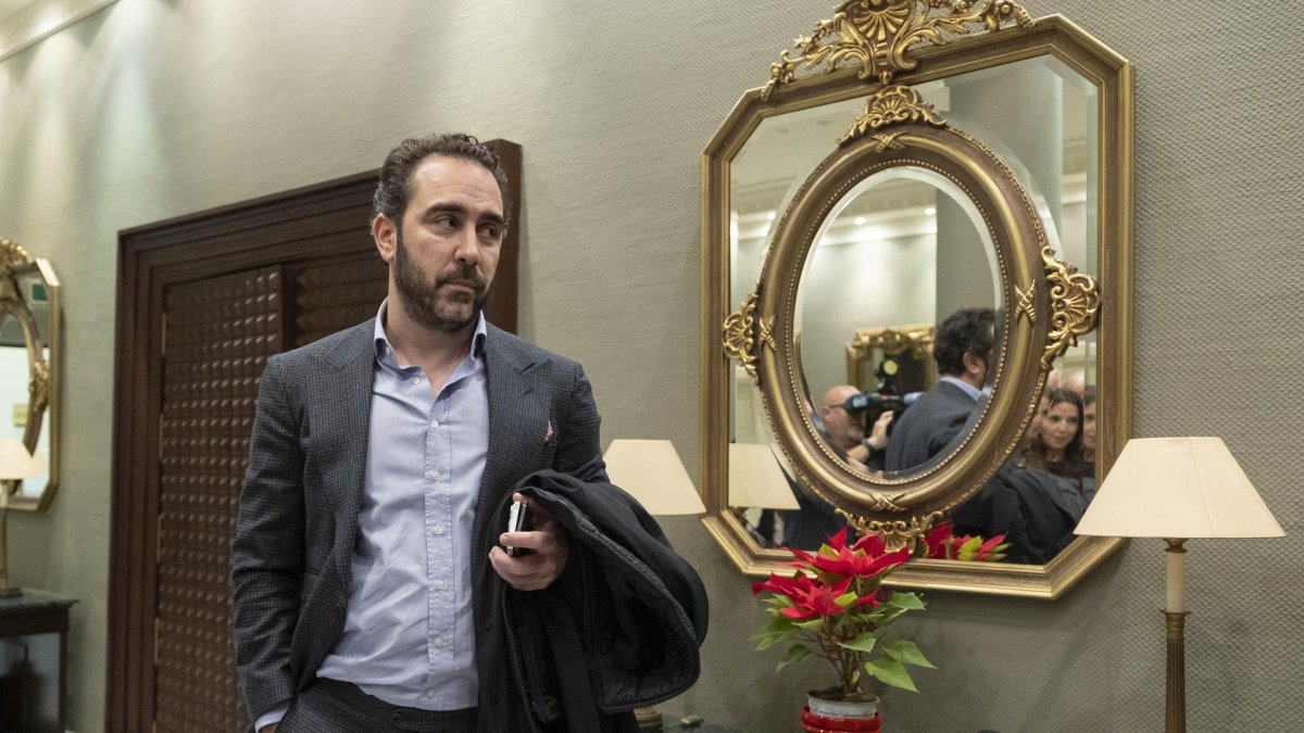 El abogado y empresario Víctor de Aldama a su llegada este jueves al Parlamento de Canarias para comparecer en la comisión parlamentaria que investiga la compra de material sanitario por parte del Gobierno de Canarias. EFE/ Miguel Barreto