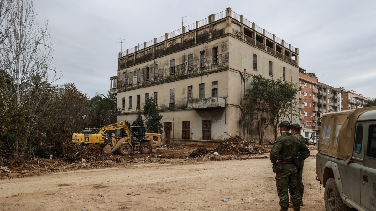 Archivo - Militares trabajando en la DANA, a 12 de diciembre de 2024, en Paiporta, Valencia, Comunidad Valenciana (España).