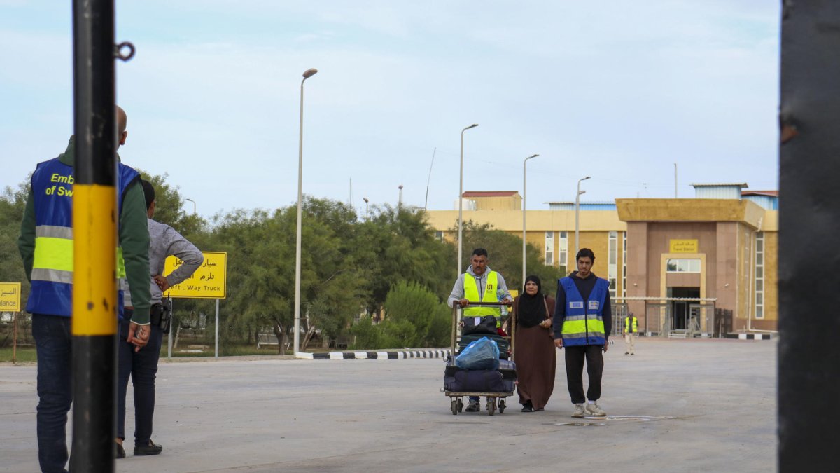 Una mujer palestina atraviesa el paso de Rafah ayudada por asistentes en una imagen de archivo. EFE/ Carles Grau Sivera