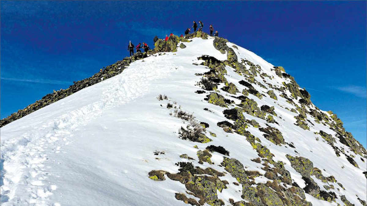 El pico Catoute, en la sierra Gistredo, nevado.