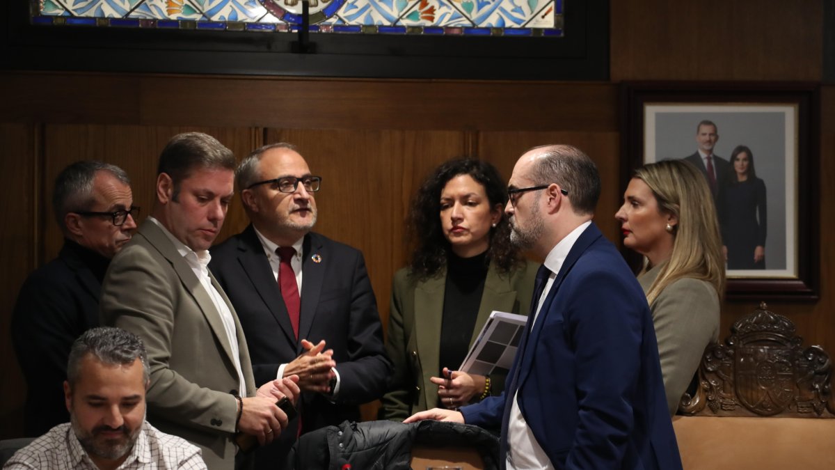 Momento del receso plenario entre los portavoces y concejales de grupo para dejar sobre la mesa la prórroga de la concesión de la ORA