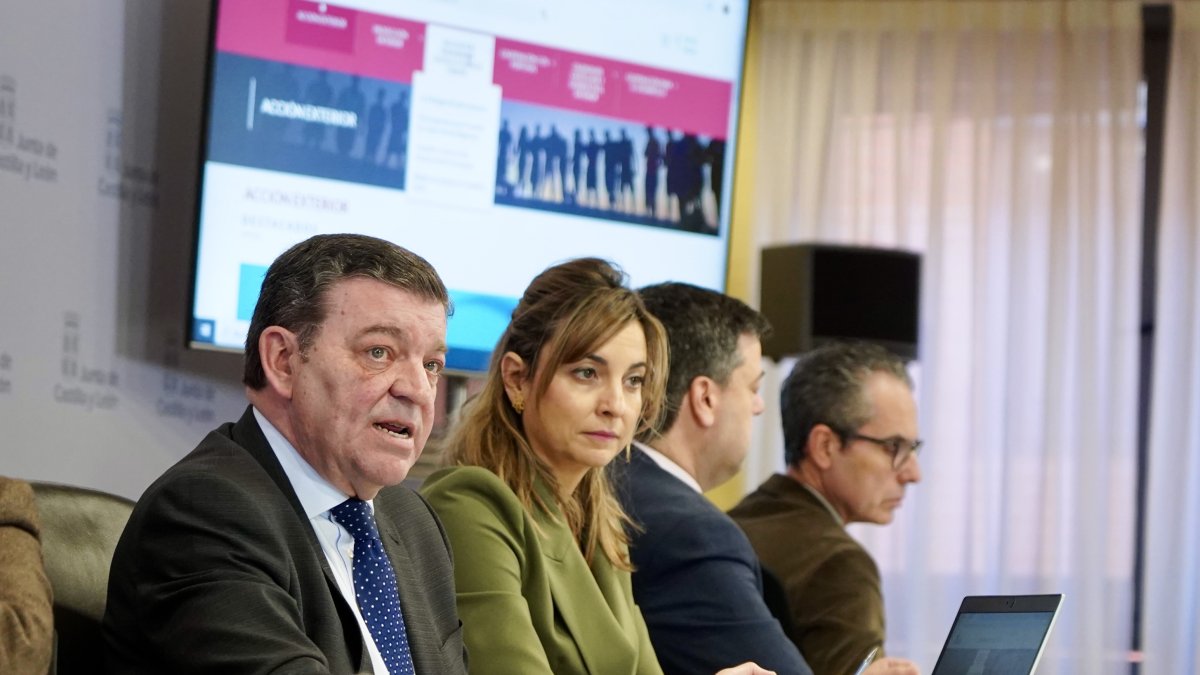 El consejero de la Presidencia, Luis Miguel González Gago, presenta el nuevo portal web de Acción Exterior de la Junta de Castilla y León.