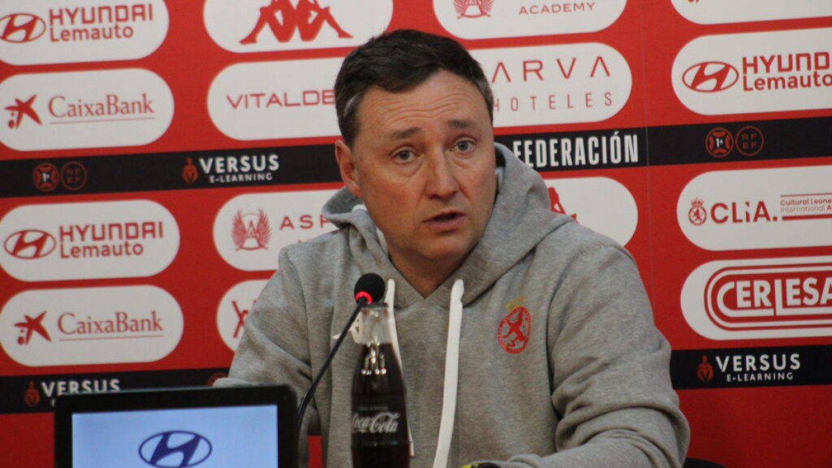 Raúl Llona asegura que la Cultural tiene que estar muy centrada ante el Sestao River.
