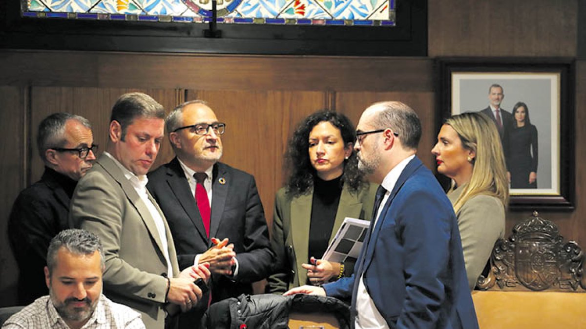 Momento del receso del pleno en el que los grupos políticos pactan dejar sobre la mesa la ORA para encontrar un consenso mayoritario.