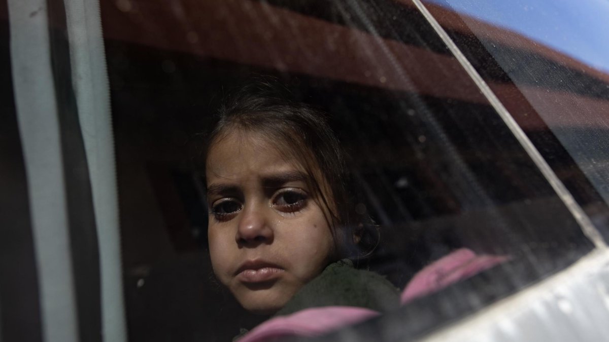 Una niña se prepara para abandonar la Franja de Gaza hacia el cruce de Rafah para recibir tratamiento en el extranjero, en Jan Yunis, en el sur de la Franja de Gaza. EFE/EPA/HAITHAM IMAD