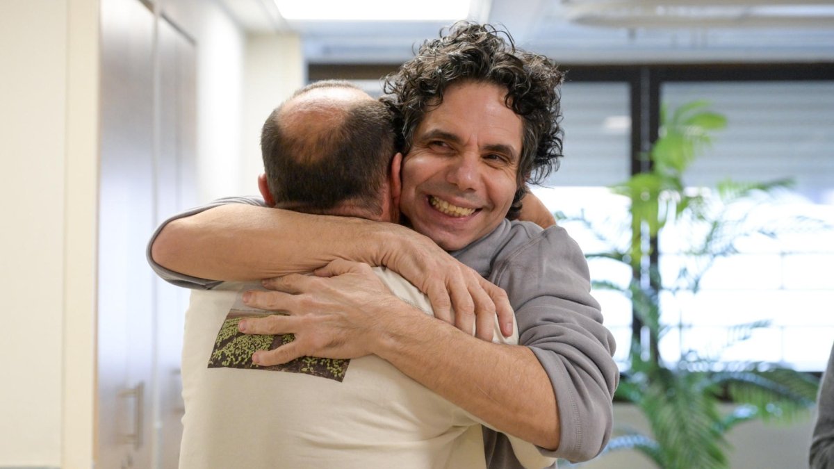 El exrehén israelí-francés Ofer Calderón (d), durante su encuentro con su hermano, Nissan Calderón, en el hospital miliar Sheba-Tel Ha Shomer en la ciudad israel de Ramat Gan este sábado. 