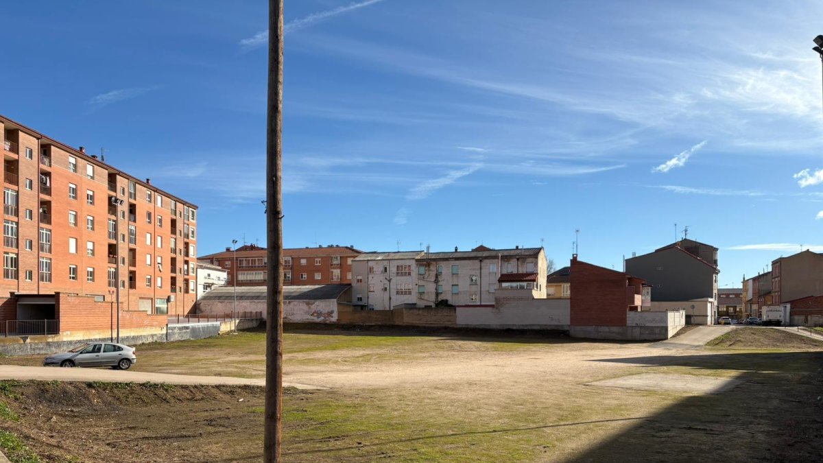 Solar donde se ubicará el nuevo aparcamiento de Astorga
