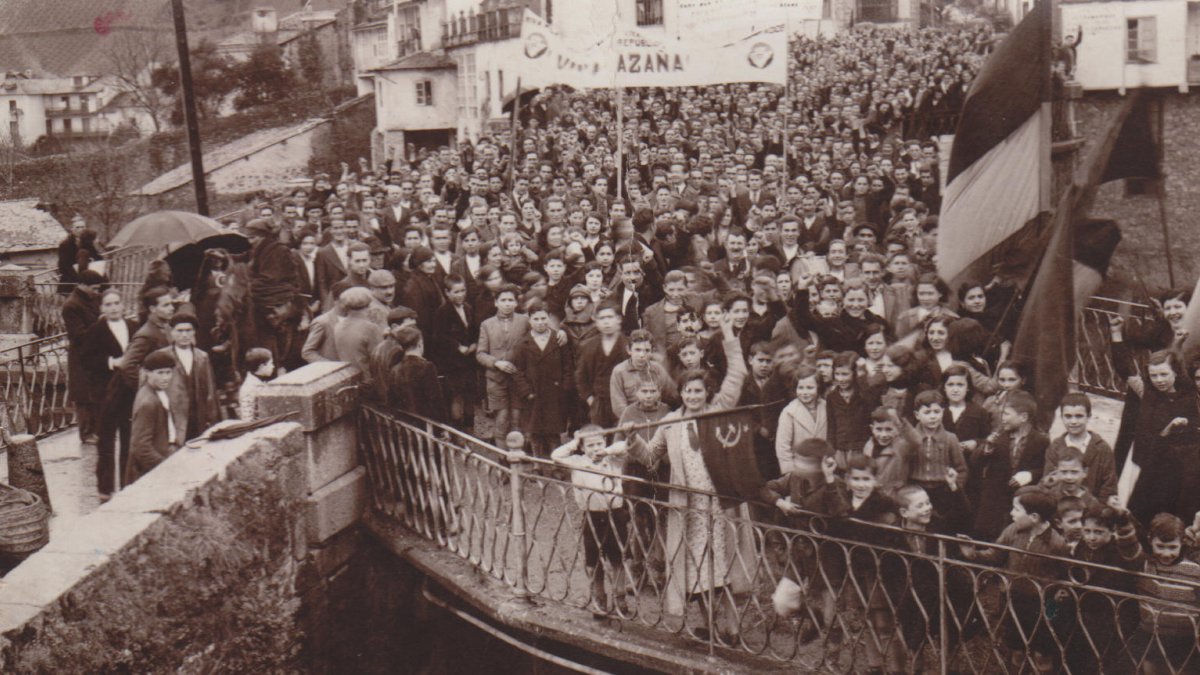 Manifestación en favor de Azaña, el 17 de septiembre de 1932 en Villafranca, con ‘La Preferida’ a la derecha.