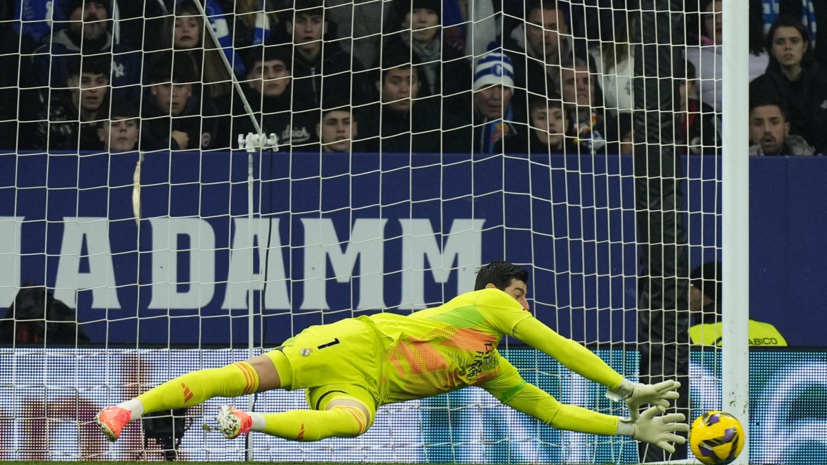 El guardameta belga del Real Madrid, Thibaut Courtois, detiene el balón durante el encuentro entre el Espanyol y Real Madrid en el RCDE Stadium, en Barcelona. EFE / Siu Wu.