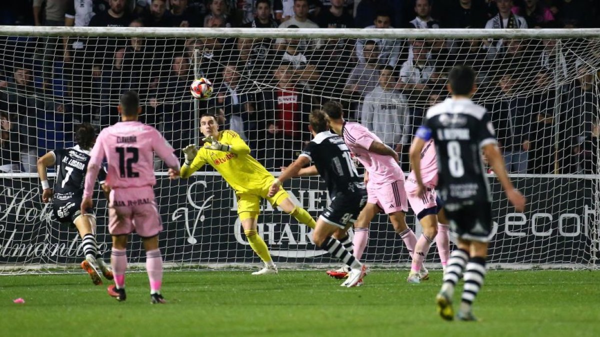 La Deportiva ganó 0-1 la pasada temporada a Unionistas en su única visita al Reina Sofía. L. DE LA MATA
