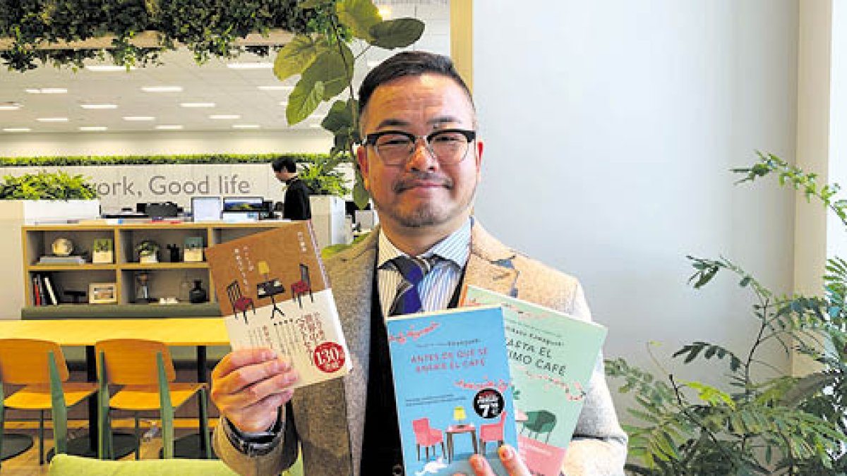 Antes de que se enfríe el café’ (Plaza & Janés) nació como una obra teatral hasta que una editorial pidió a su autor, Toshikazu Kawaguchi, que escribiese una novela a partir de ella.