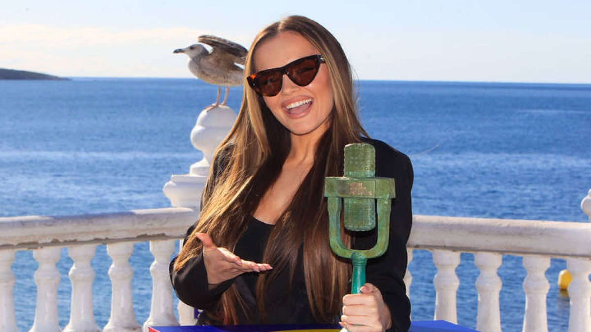 La ganadora del Benidorm Fest 2025, Melody, posa con su trofeo este domingo en Benidorm.