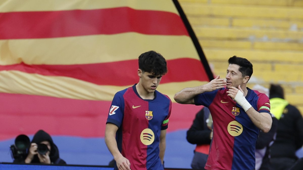 El delantero polaco del FC Barcelona Robert Lewandowski (d) celebra tras anotar un gol, durante el partido de LaLiga entre el FC Barcelona y el Alavés este domingo en el Estadio Olímpico de Montjuic en Barcelona. EFE/ Toni Albir