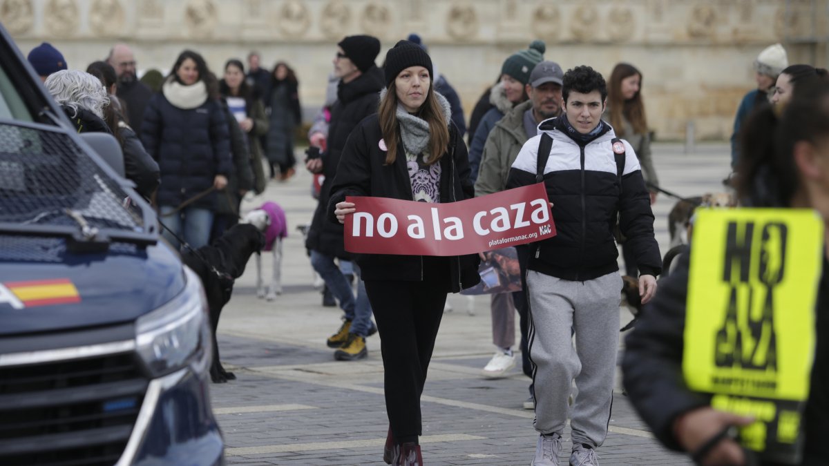 Manifestación contra el uso de perros en la caza en León.