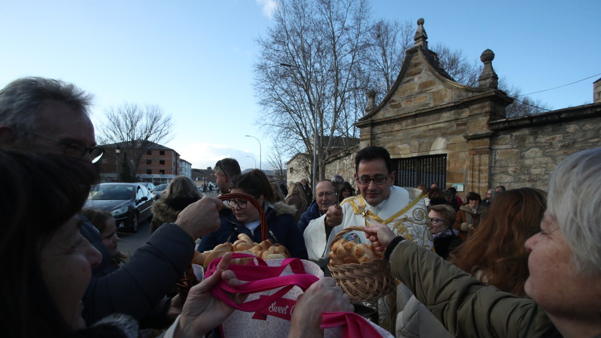 Decenas de personas se reunieron dentro y frente al Santuario de las Angustias para que el párroco bendijera sus panes.
