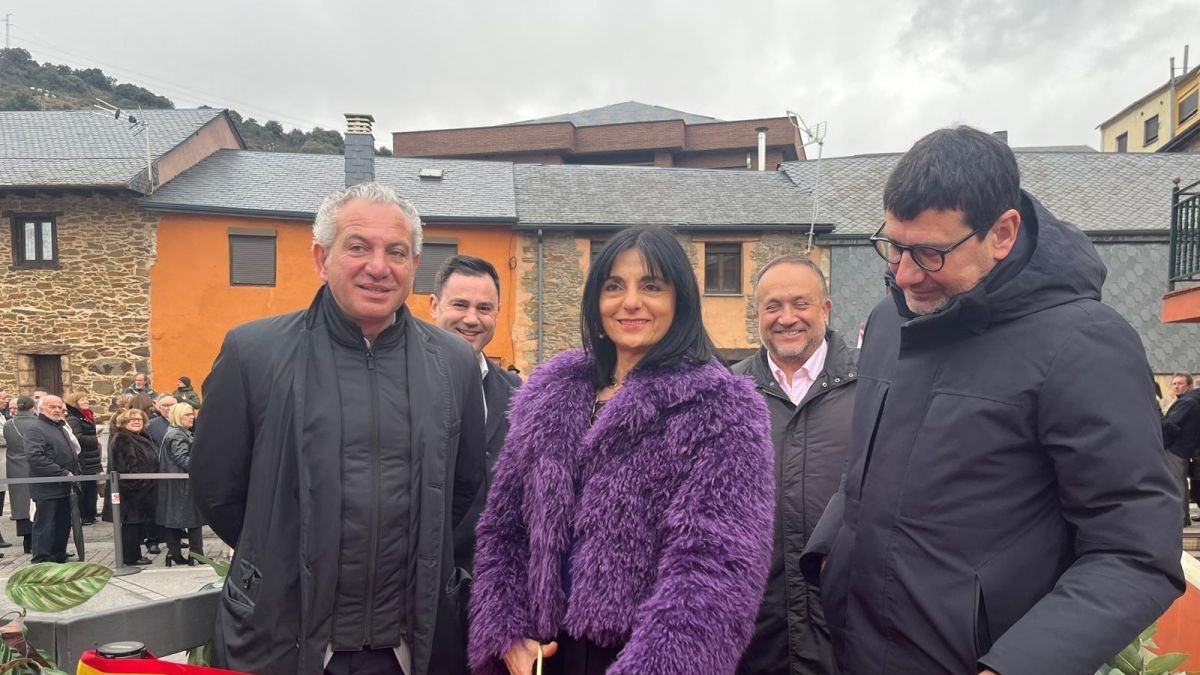 Nicanor Sen, Cendón, la mantenedora Mari Cruz Álvarez, Courel y Gabriel Folgado. DL