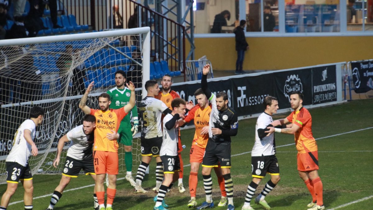 La ponferradina logra un sufrido punto