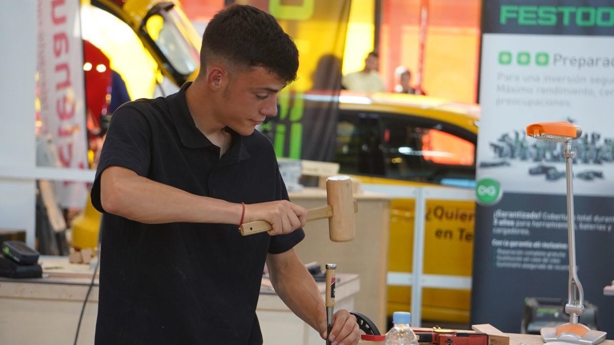 Un alumno de un ciclo de madera en los campeonatos de la FP.