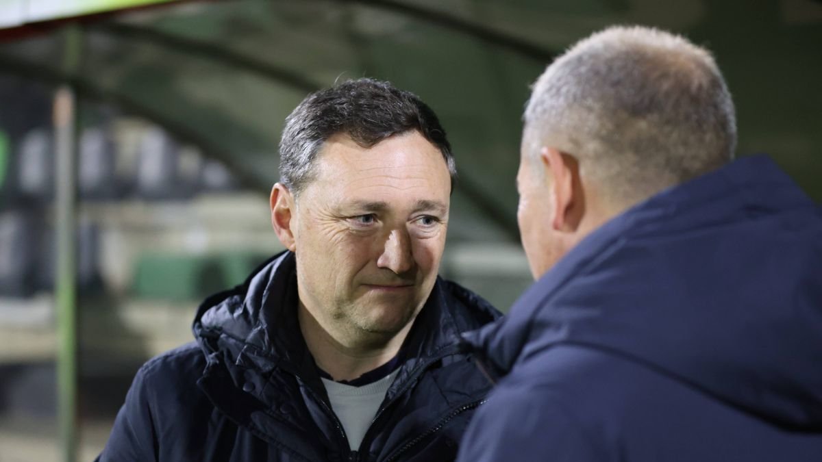 Raúl Llona dialoga con Ángel Viadero, entrenador del Sestao River, en Las Llanas.