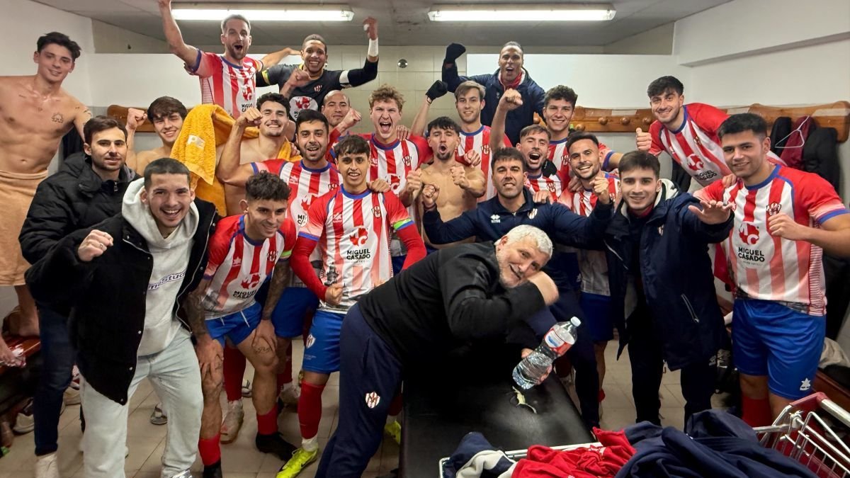 El Atlético Bembibre celebró su triunfo frente a la Arandina. ATLÉTICO BEMBIBRE