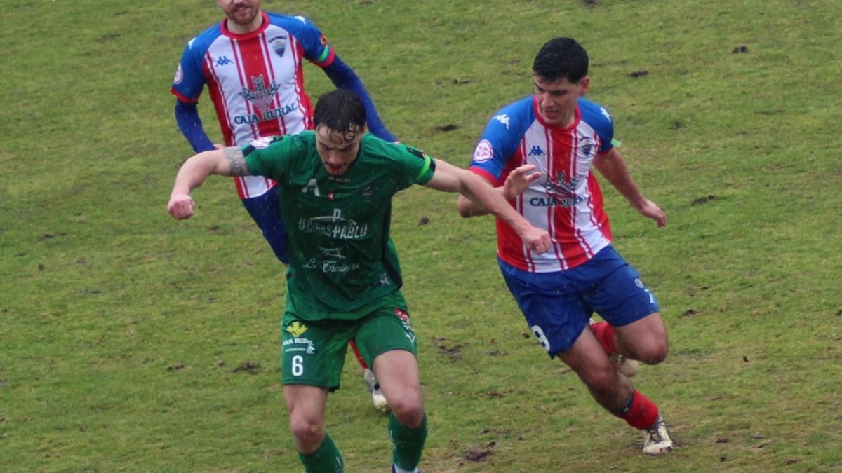Albertín controla el balón ante un jugador del Atlético Tordesillas.