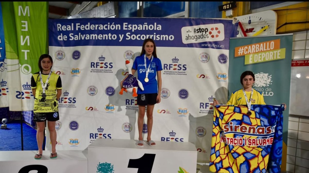 La astorgana Alejandra Valtuille, a la izquierda, con su medalla de plata en el podio del Nacional