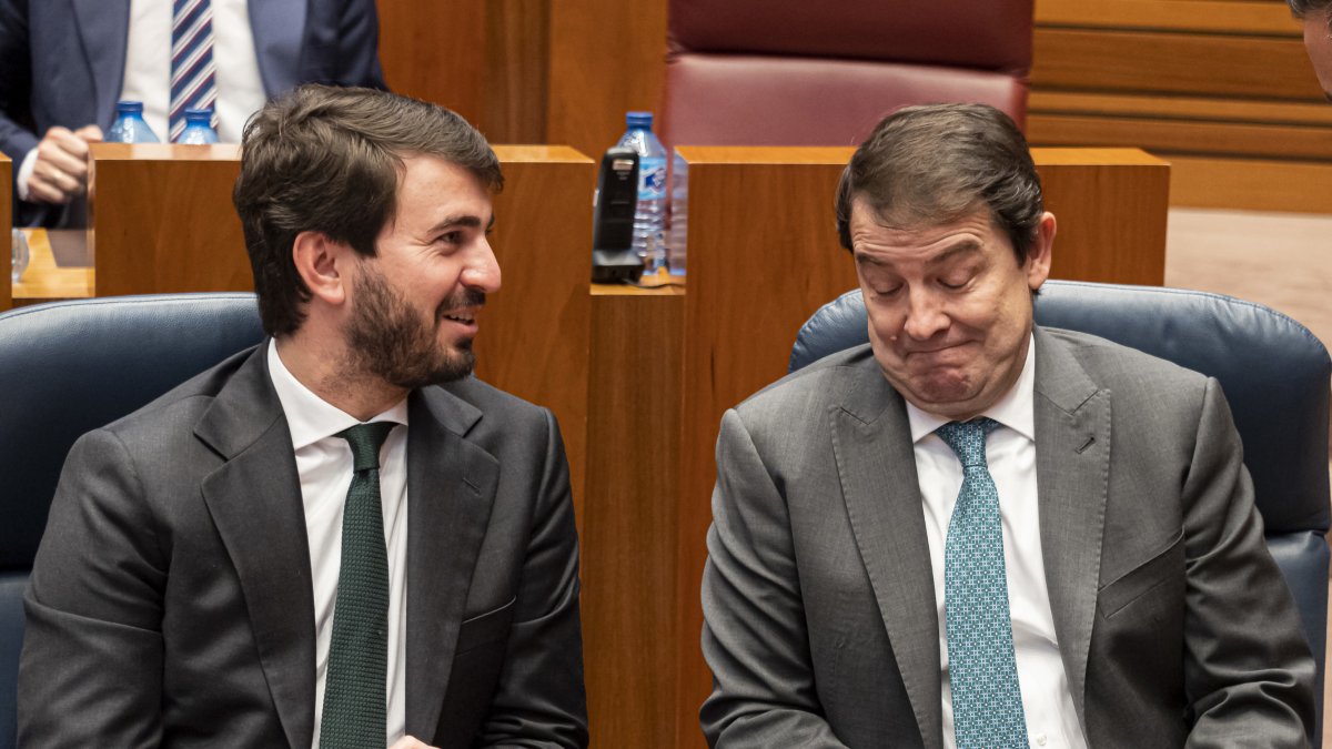 Archivo - El vicepresidente de la Junta, Juan García-Gallardo (i), y el presidente de la Junta de Castilla y León, Alfonso Fernández Mañueco (d), durante la sesión de la votación de las enmiendas del PSOE a la Ley de medidas, en la sede de Las Cortes, a 2