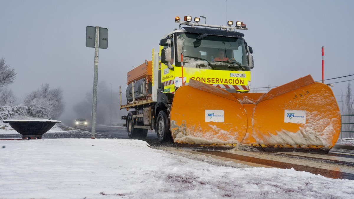 Una máquina quitanieves limpia una carretera. EFE/Raúl Sanchidrián
