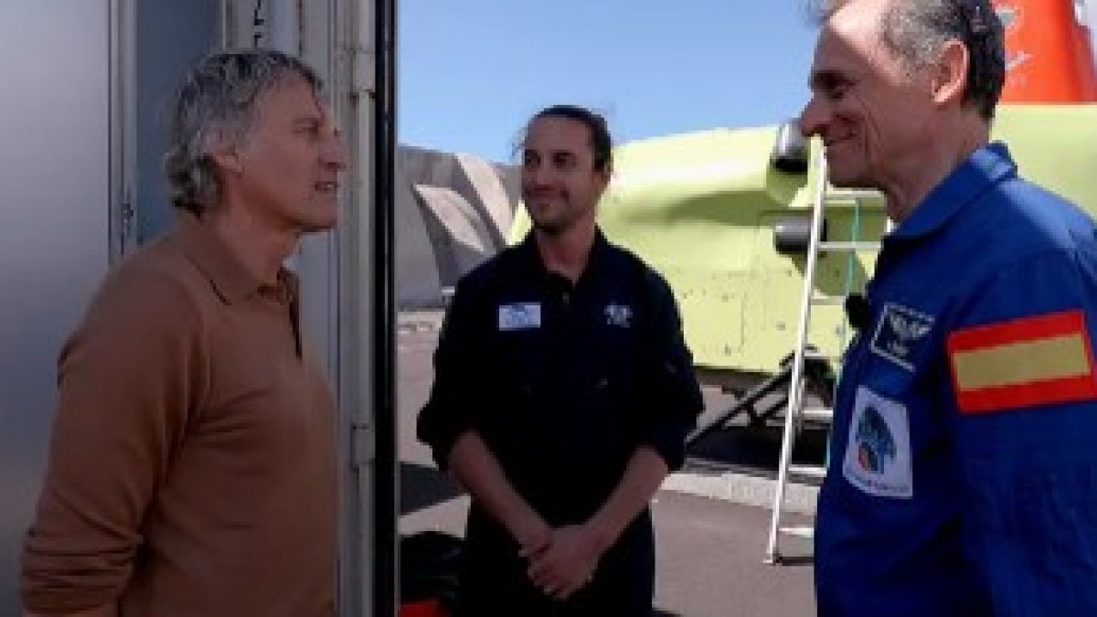 Jesús Calleja junto a Pedro Duque en un momento del rodaje.