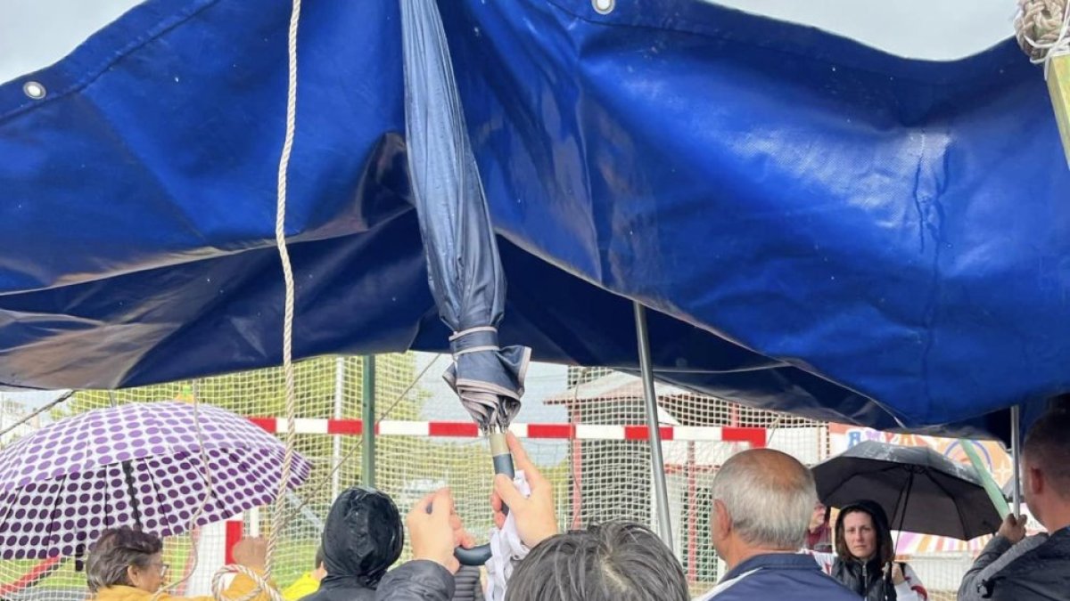 Imagen de una de las últimas protestas en el colegio de Columbrianos por la falta de cubierta en el patio.
