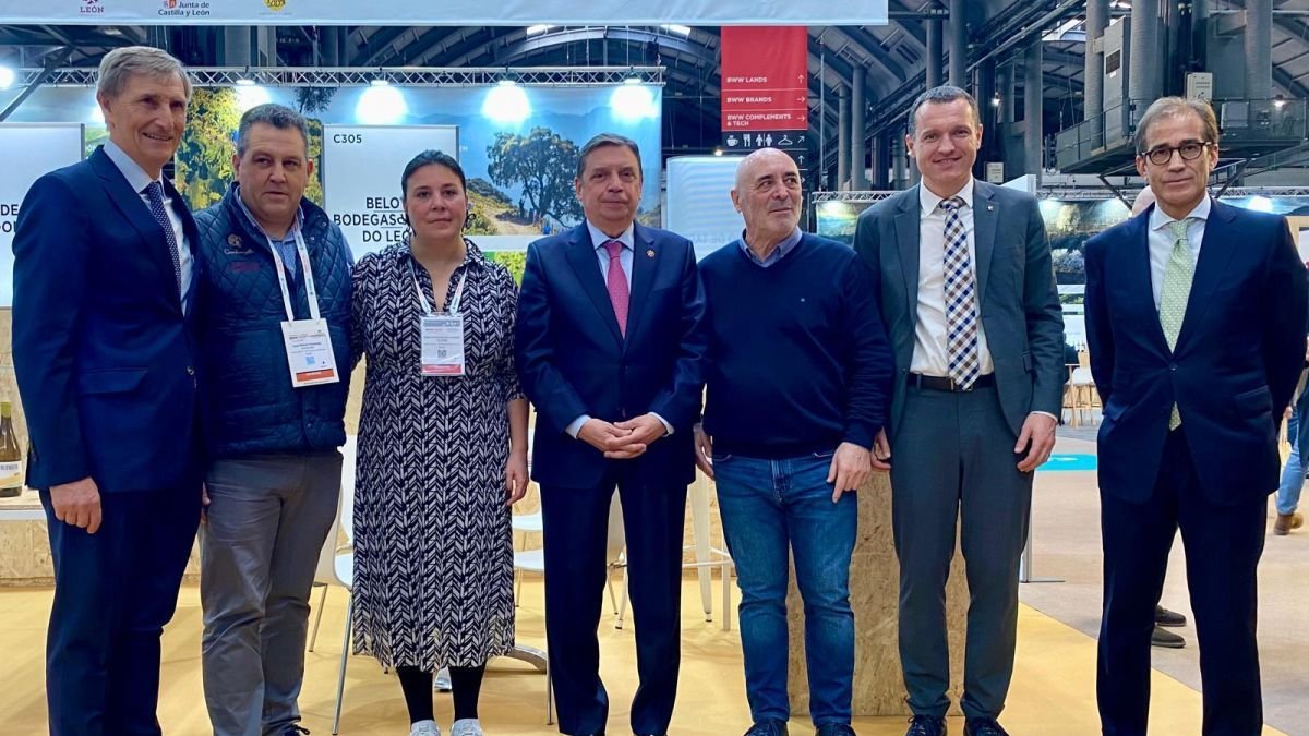 Visita del ministro de Agricultura al stand de la DO León en la feria de Barcelona.
