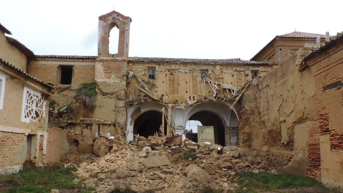 Reciente desplome de una parte de la iglesia del convento de San Bernardino de Siena (siglo XV), este pasado fin de semana en Cuenca de Campos (Valladolid).