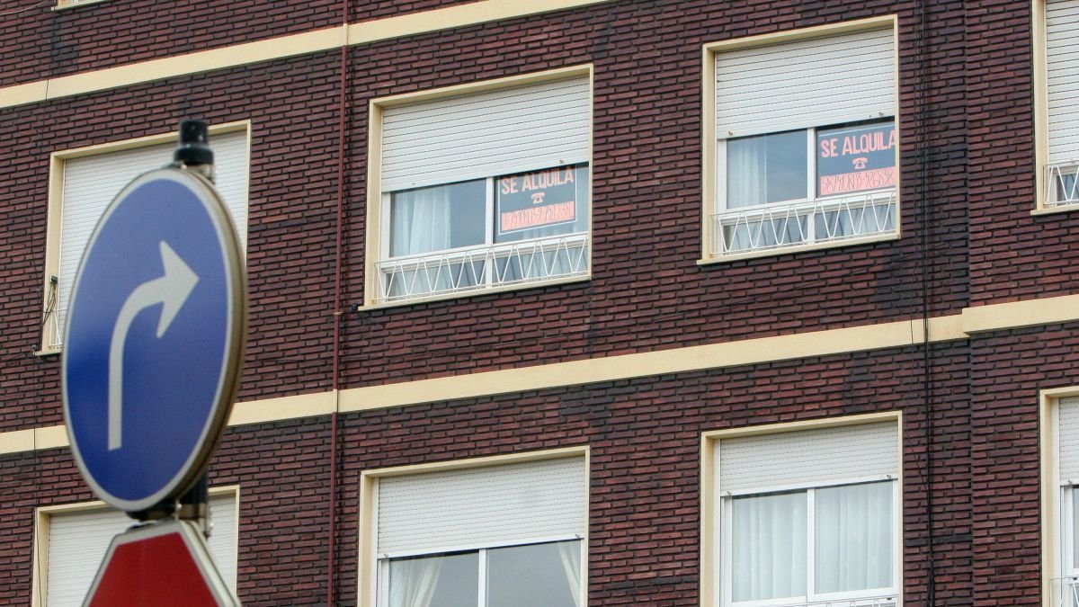 Una vivienda con el cartel de se alquila para llamar la atención a los viandantes.