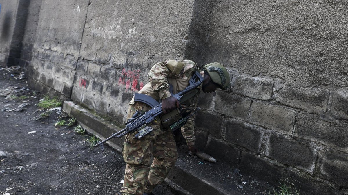 Un soldado del grupo rebelde Movimiento 23 de Marzo (M23) el 1 de febrero de 2023. EFE/EPA/DANIEL IRUNGU