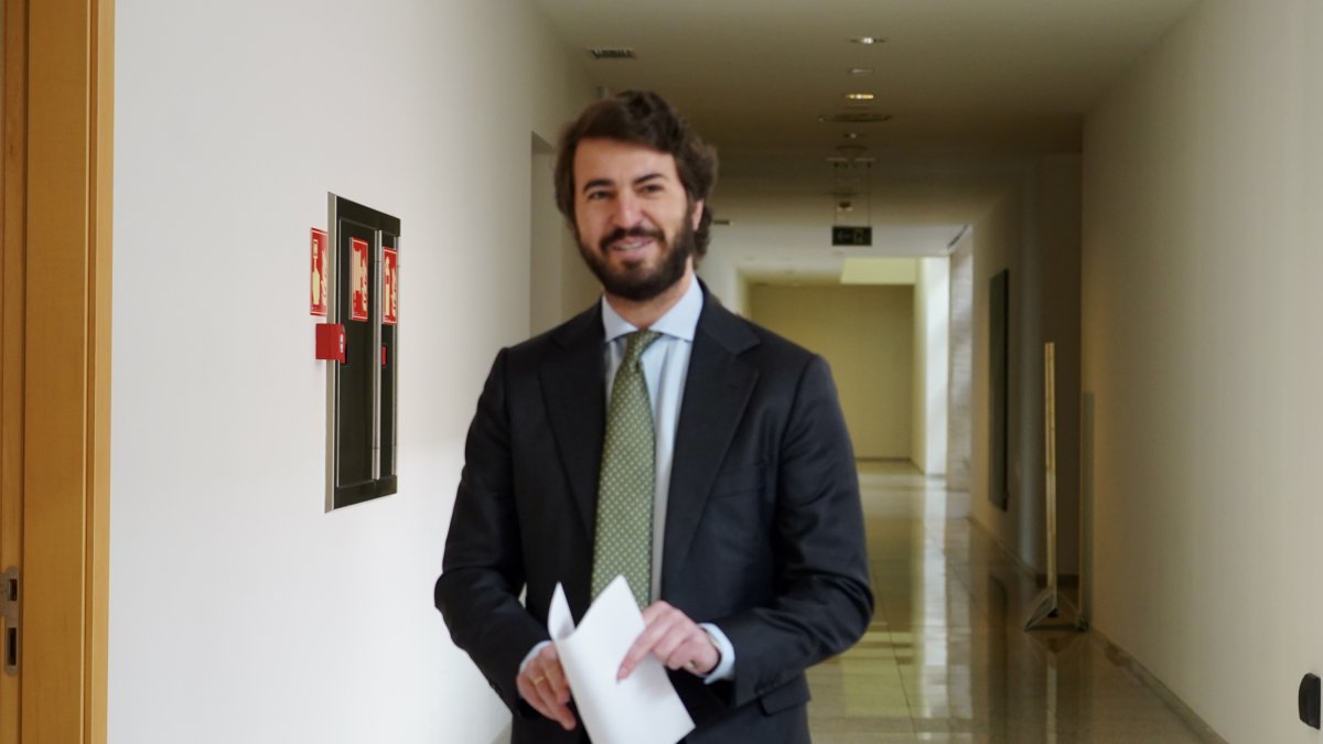 El portavoz de Vox en las Cortes de Castilla y León, Juan García-Gallardo, presenta su dimisión en el registro de las Cortes