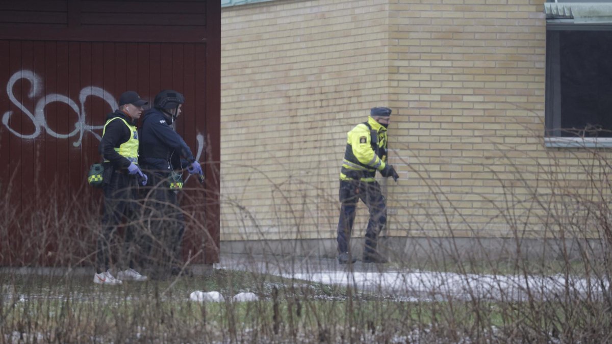 Las fuerzas policiales están desplegadas en la Escuela Risbergska en Örebro, Suecia, 04 de febrero de 2025. Según la policía, cinco personas fueron baleadas en la escuela. (Suecia) EFE/EPA/Kicki Nilsson SUECIA FUERA