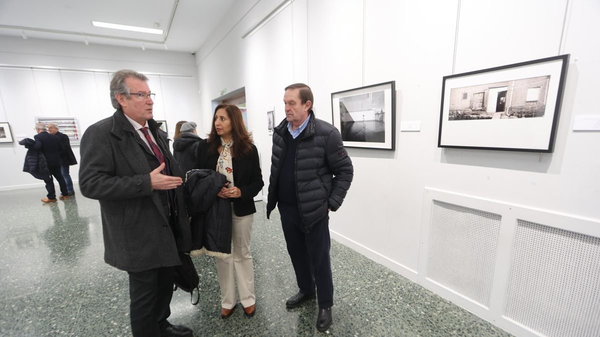 La concejala Ivelisse Martínez acudió a la inauguración de la muestra. luis de la mata