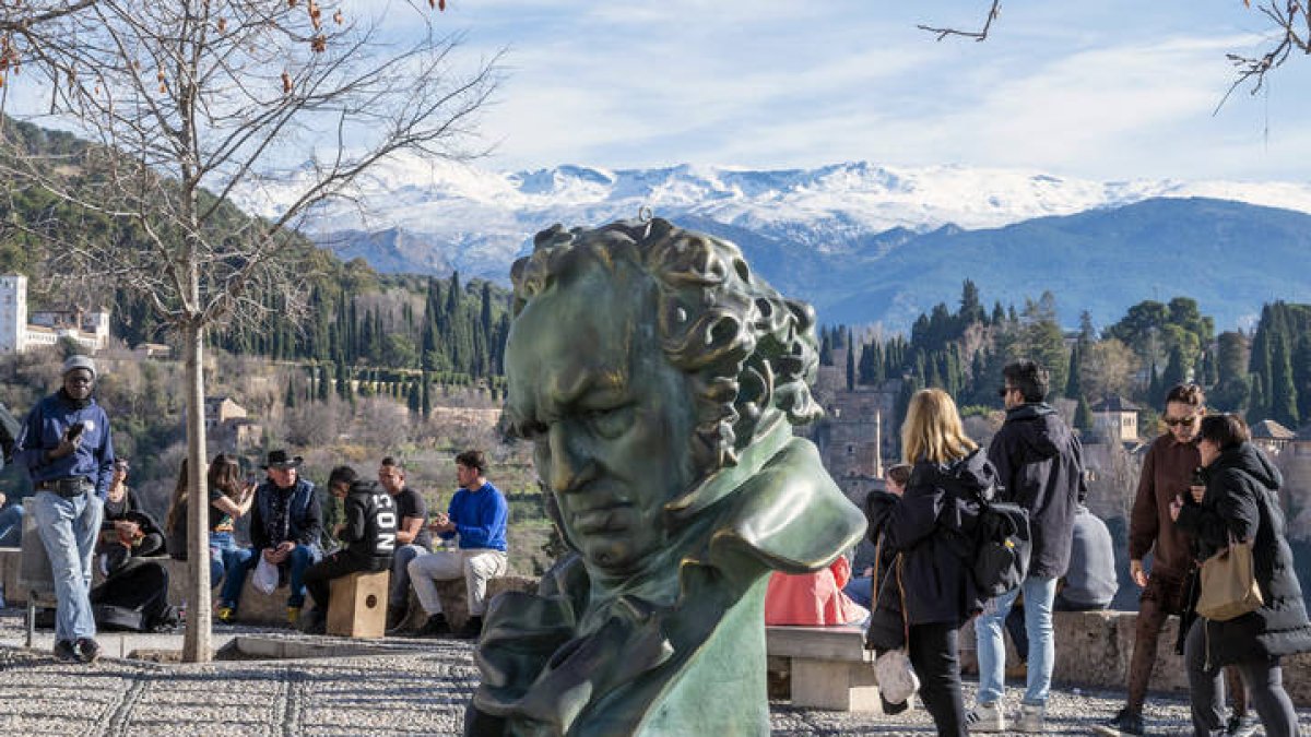 Una de las ocho estatuillas del galardón de los premios Goya a gran tamaño colocada en el mirador de San Nicolás en Granada.